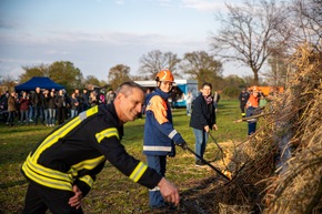 FW Wathlingen: Stimmungsvolles Osterfeuer in Großmoor bei bestem Wetter