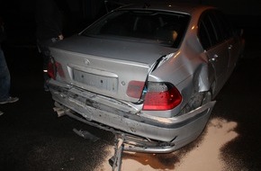 Polizei Duisburg: POL-DU: Bruckhausen: Drei Autos und ein Baum durch Unfall beschädigt