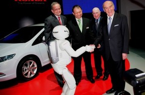 Honda Automobiles (Suisse) SA: 79. Internationaler Automobilsalon Genf 2009: Honda-Roboter Asimo begrüsst Bundespräsidenten Hans-Rudolf Merz