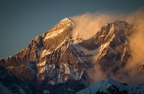 Panasonic Deutschland: So scharf wie nie: Der Gipfel des Mount Everest / Deutsche Expeditionsfilmer produzieren die weltweit ersten 4K-Bilder vom höchsten Punkt der Erde - Panasonic liefert die Technik