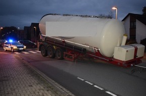 Polizeiinspektion Nienburg / Schaumburg: POL-NI: Stadthagen-25-Tonnen-Auflieger löst sich von Zugmaschine