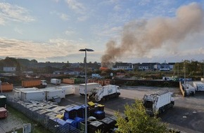 Feuerwehr Dorsten: FW-Dorsten: +++ Sattelauflieger in Vollbrand +++