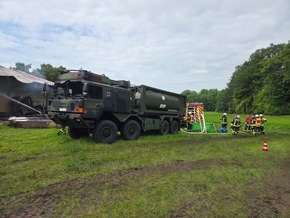 FW-ROW: Feuerwehreinsatz in Ostereistedt: Lagerhalle in Vollbrand