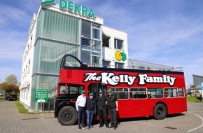 DEKRA SE: Musikgeschichte auf R&auml;dern - mit Sicherheit! DEKRA begleitet Wiederaufbau des legend&auml;ren Kelly-Family-Doppeldeckers