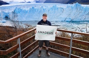 AMADEUS Marketing GmbH: Langjährige Freundschaft: Joey Kelly mit AMADEUS-Flagge auf Panamericana-Tour