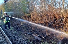 Feuerwehr Wetter (Ruhr): FW-EN: Wetter - mehrere Brände entlang der Bahngleise