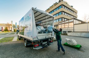 Tell-Tex: Kleider Recycling - TELL-TEX GmbH lässt die Strassensammlungen nicht sterben / Die Schweizer Firma TELL-TEX GmbH hält weiterhin an den traditionellen Strassensammlungen fest