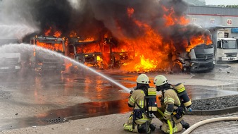 Freiwillige Feuerwehr Lehrte: FW Lehrte: Unwettereins&auml;tze und ein Gro&szlig;brand besch&auml;ftigen die Feuerwehrkr&auml;fte der Stadt Lehrte den gesamten Montag