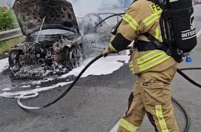 Kreisfeuerwehr Oldenburg: FW-OLL: Brand auf der Autobahnausfahrt: Mercedes geht in Flammen auf