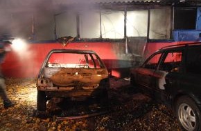 Feuerwehr Essen: FW-E: Feuer in einem Unternehmen für Autoverwertung, 70 Einsatzkräfte vor Ort, keine Verletzten
