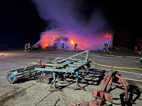FW-ROW: Scheunenbrand beschäftigt Feuerwehren über 21 Stunden