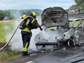 FW VG Westerburg: VW Polo wird ein Raub der Flammen - Fahrerin kommt mit dem Schrecken davon