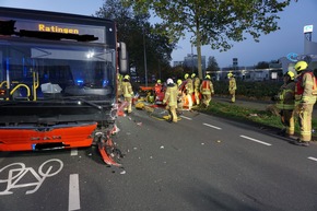 FW Ratingen: Verkehrsunfall PKW gegen Bus