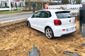 Polizei Mettmann: POL-ME: Seniorin verwechselt Gas- und Bremspedal - Auto landet in Baugrube - Erkrath - 2103093