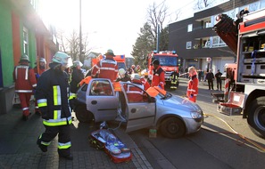 Feuerwehr Essen: FW-E: Opel Corsa kollidiert mit Straßenbahn auf der Essener Straße, Fahrer des Opels schwer verletzt