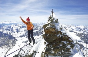 medi GmbH & Co. KG: Über den Wolken / Profi-Alpinist Stephan Siegrist stürmt jetzt mit medi zum Gipfel (BILD)