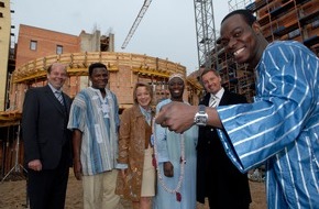Phantasialand GmbH: Phantasialand: Houngan, der Weissmagier, segnet Afrika-Themenhotel MATAMBA