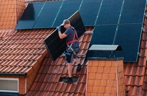 Aktion Gesunder R&uuml;cken e. V.: R&uuml;ckenfreundliche Montage: AGR-G&uuml;tesiegel setzt neue Ma&szlig;st&auml;be f&uuml;r Photovoltaik-Module