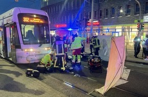 Feuerwehr Bochum: FW-BO: Schwerverletzte Frau nach Zusammensto&szlig; mit Stra&szlig;enbahn in Altenbochum