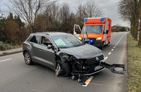 Polizei Minden-Lübbecke: POL-MI: VW-Fahrer kollidiert mit Baum