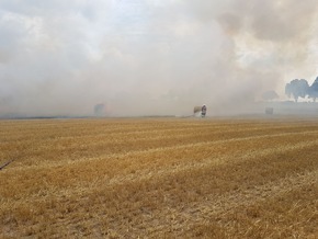 FW-KLE: Brennende Strohpresse führt zu Großeinsatz der Freiwilligen Feuerwehr Bedburg-Hau