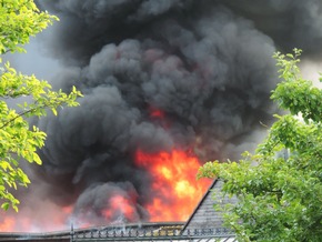 FW-KLE: Abschlussmeldung: Lagerhallenbrand in Bedburg-Hau. Schwierige Löscharbeiten. Halle ist einsturzgefährdet.