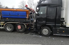 Polizeiinspektion Cuxhaven: POL-CUX: Schwerer Verkehrsunfall auf der BAB27 - Fahrzeugführer und Kind leicht verletzt - stundenlange Sperrung (Lichtbild in der Anlage)