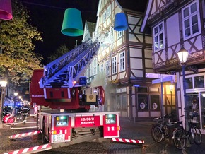 FW Celle: Gastronomieküche in historischen Altstadt in Vollbrand - mehrere Personen in Fachwerkhaus eingeschlossen!