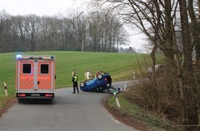 Polizei Rheinisch-Bergischer Kreis: POL-RBK: Wermelskirchen - Pkw überschlägt sich im Kurvenbereich - Insassen leicht verletzt