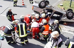 Feuerwehr Essen: FW-E: Schwerer Verkehrsunfall mit eingeklemmter Person