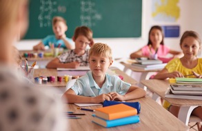 Deutsche Haut- und Allergiehilfe e.V.: Zum Schulanfang: Kinder mit Neurodermitis für die Schule stärken