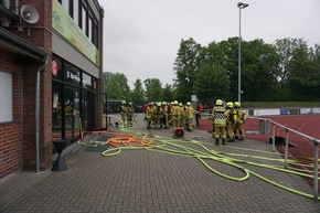 FW Ratingen: Feuer in Vereinsheim - vermutlich Brandstiftung - Feuerwehr verhinderte Gebäudeschaden