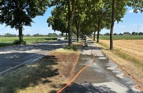 Feuerwehr Xanten: FW Xanten: Fl&auml;chenbrand an der B57 - Feuerwehr l&ouml;scht brennenden Gr&uuml;nstreifen