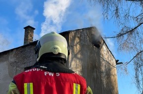 Feuerwehr Dresden: FW Dresden: Brand in einem leerstehenden Gebäude
