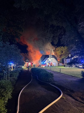 FW-ROW: Großbrand in Mehedorf: Werkstatt durch Feuer vollständig zerstört - Einsatz von über 280 Kräften - Keine Verletzten