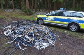 Polizeiinspektion Verden / Osterholz: POL-VER: ++ Unbekannter verletzt 43-Jährigen mit Messer - Zeugen gesucht ++ Illegale Müllablagerung - Polizei sucht Zeugen (Foto) ++ Aufmerksame Frau stoppt Taschendieb ++ Anhänger entwendet ++