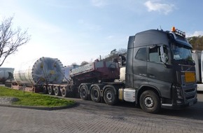 Polizeipräsidium Nordhessen - Kassel: POL-KS: Polizisten stoppen ungenehmigten Schwertransport mit 80 Tonnen Ladung