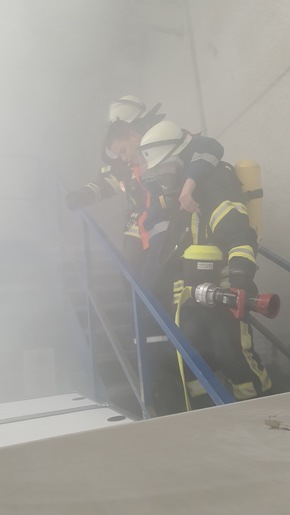 Feuerwehr der Stadt Arnsberg: FW-AR: NEHEIMER LÖSCHZUG ÜBT BEI HEIMISCHEN INDUSTRIEBETRIEB