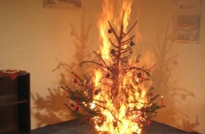 Landesfeuerwehrverband Schleswig-Holstein: FW-LFVSH: Feuerwehreinsätze wegen brennender Weihnachtsbäume