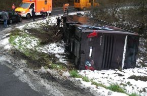 Polizei Düren: POL-DN: Omnibus kippte in die Böschung