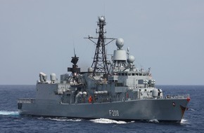 Presse- und Informationszentrum Marine: Marine - Pressemitteilung / Pressemeldung: Niedersachsens Ministerpräsident verabschiedet Patenschiff in den Anti-Piraterie-Einsatz (mit Bild)