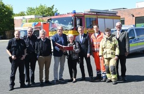 Feuerwehr Bremerhaven: FW Bremerhaven: Knapp 2000 Stimmen der Blaulicht-Resolution übergeben