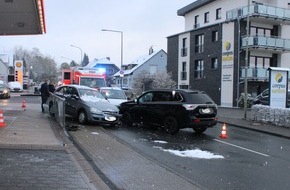 Polizei Rheinisch-Bergischer Kreis: POL-RBK: Kürten - Unfallursache Sekundenschlaf? 50-Jähriger gerät in Gegenverkehr