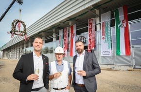 Bauhaus AG: Viertes Fachcentrum in Düsseldorf nimmt Gestalt an: BAUHAUS feiert Richtfest in Düsseldorf-Rath