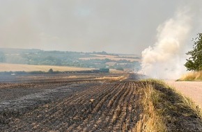 Feuerwehr Heimbach: FW Heimbach: 20.000 qm Feld in Flammen - Feuerwehr in der Mittagshitze gefordert