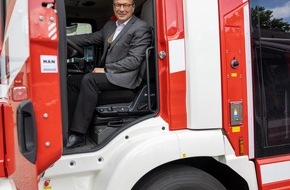 Feuerwehr Neuss: FW-NE: Fit für die Zukunft: Zwei neue Löschfahrzeuge für die Feuerwehr Neuss | Bürgermeister übergibt die Schlüssel