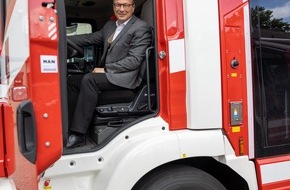 Feuerwehr Neuss: FW-NE: Fit für die Zukunft: Zwei neue Löschfahrzeuge für die Feuerwehr Neuss | Bürgermeister übergibt die Schlüssel