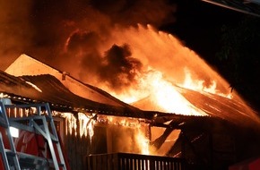 Kreisfeuerwehrverband Segeberg: FW-SE: Wohngebäude durch Feuer komplett zerstört