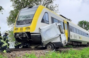 Kreisfeuerwehrverband Bodenseekreis e. V.: KFV Bodenseekreis: Kollision zwischen Regionalbahn und Lieferwagen fordert ein Todesopfer