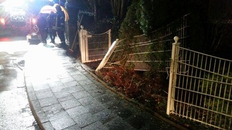 FW-KLE: Verkehrsunfall endet in Gartenzaun. Drei Verletzte.